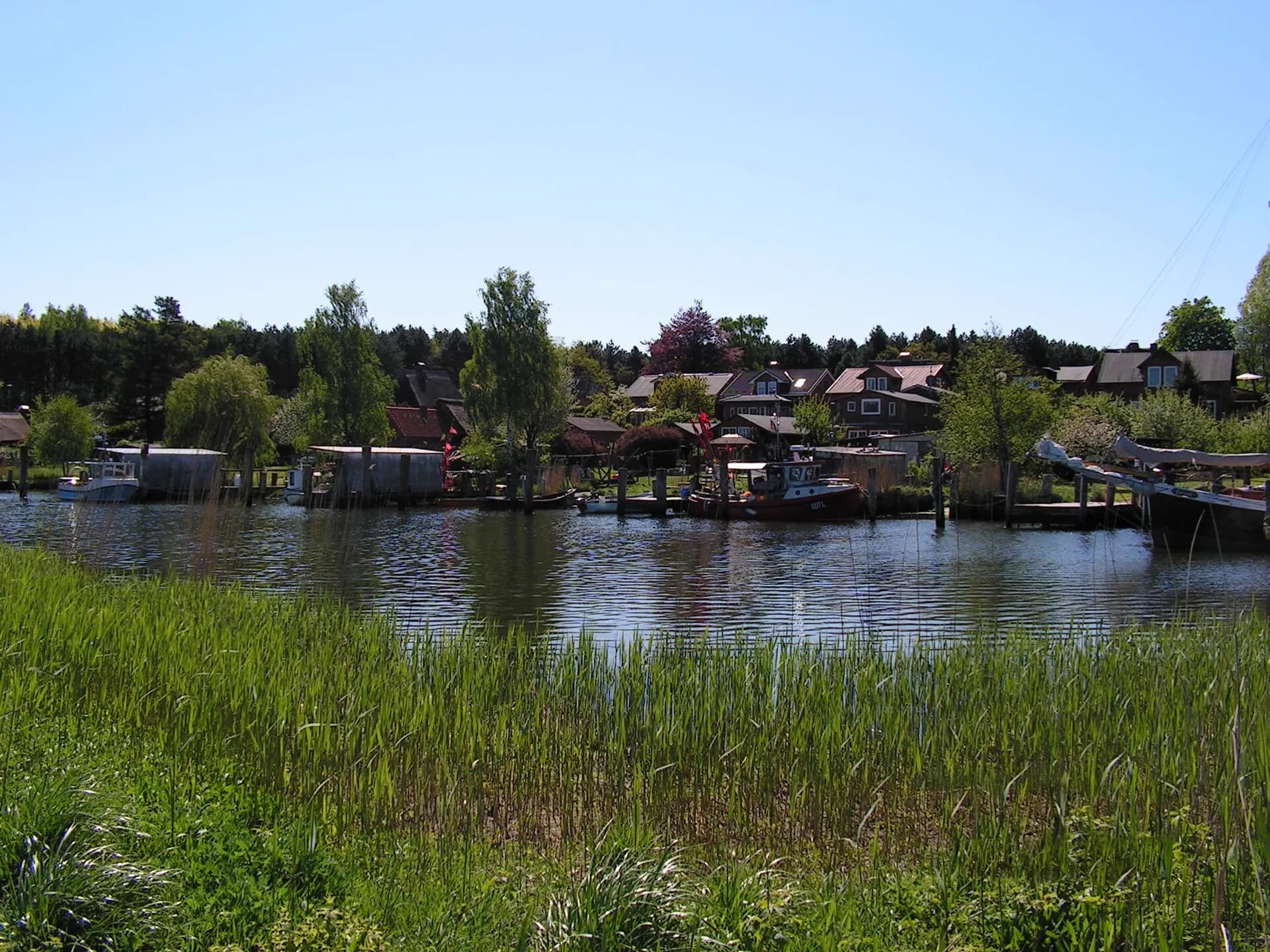 Blick auf das Fischerdorf Gothmund an der Trave