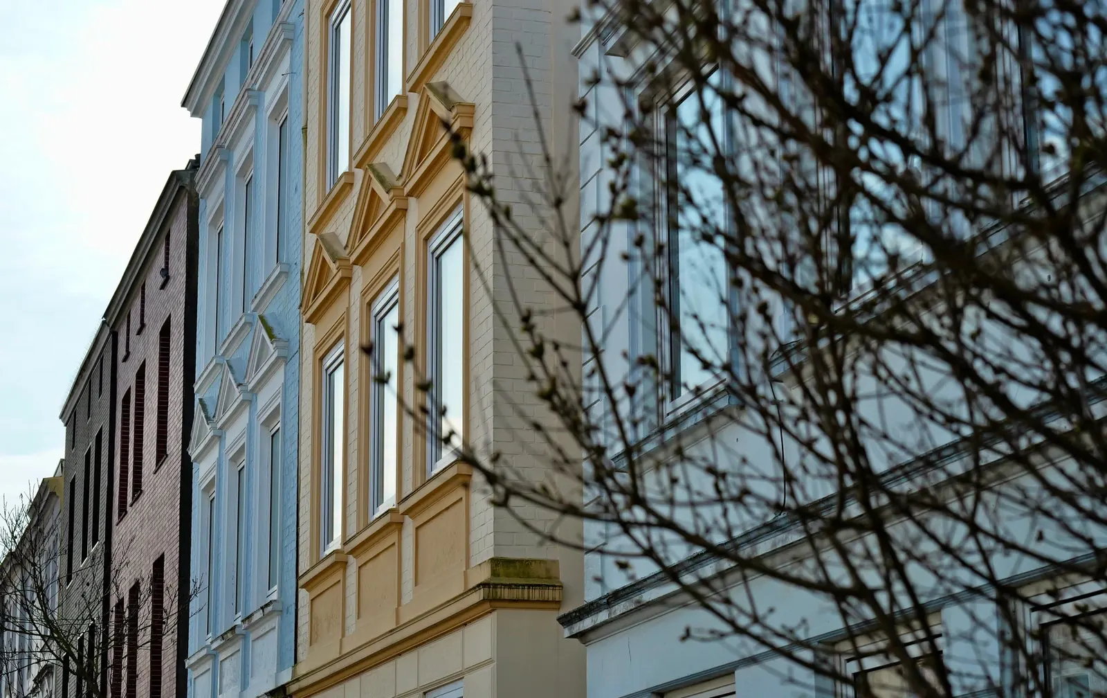 Farbige Altbaufassaden in einer Straßenzeile in Lübeck-St. Lorenz