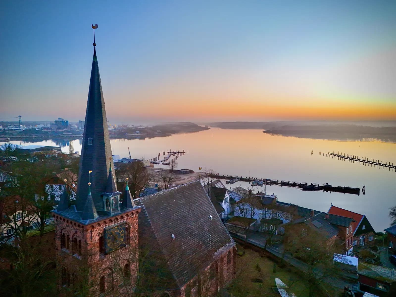 St.-Andreas-Kirche in Schlutup, gotische Backsteinkirche im alten Ortskern