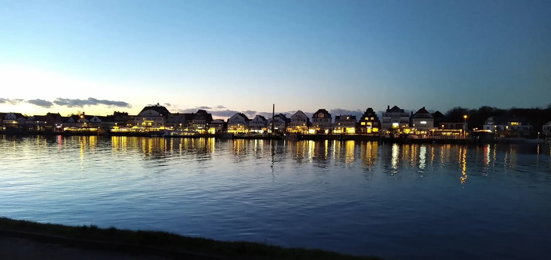 Abendlicher Blick vom Priwall auf Travemünde