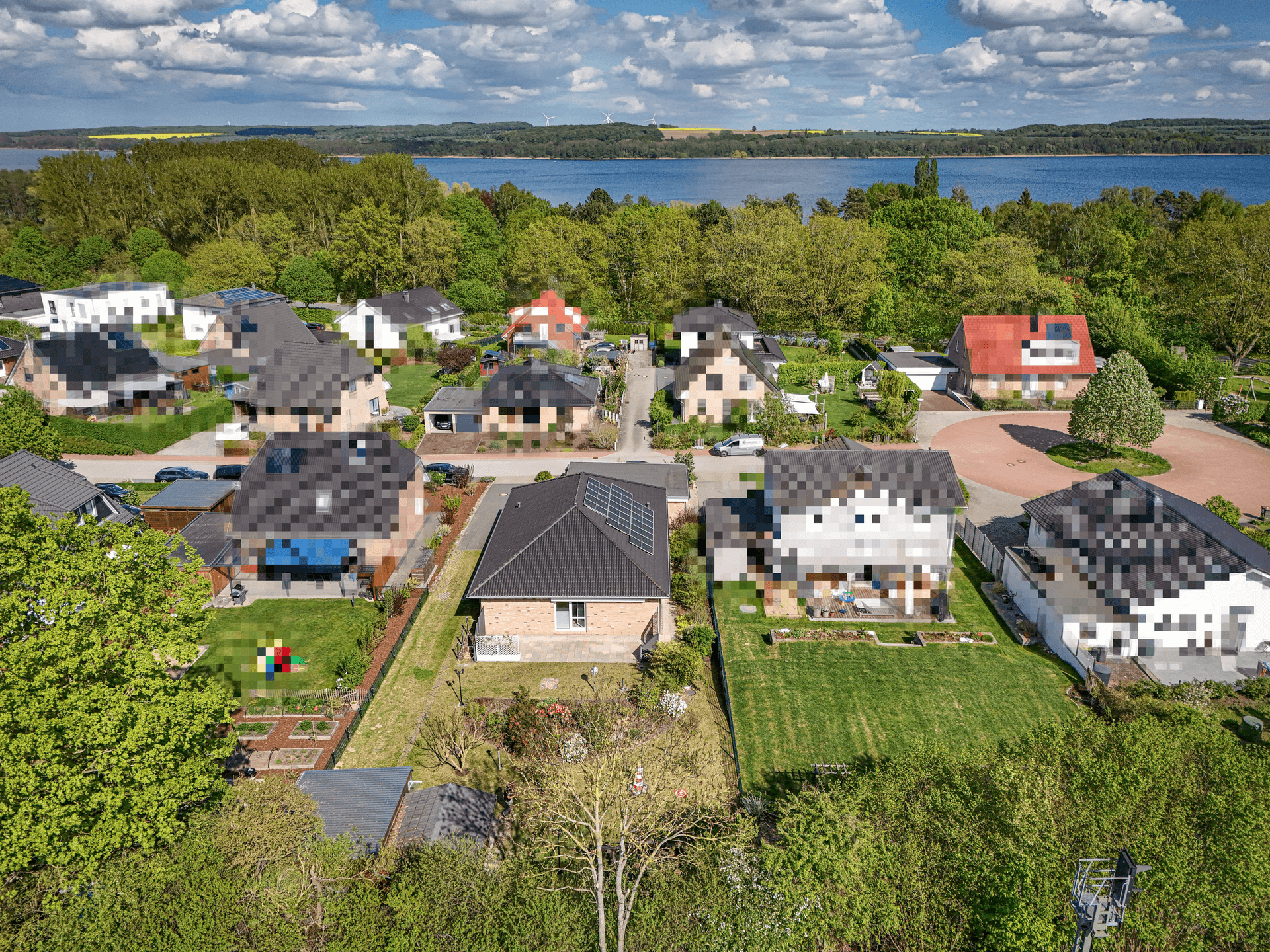 Vor den Toren Lübecks finden Sie dieses Juwel. Bungalow (A+) in Seenähe - Bild